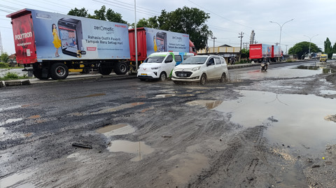Penampakan jalanan rusak di jalur pantura (pantai utara) Kabupaten Demak, Jawa Tengah hingga Semarang pada Selasa (27/1/2026). Foto: kumparan