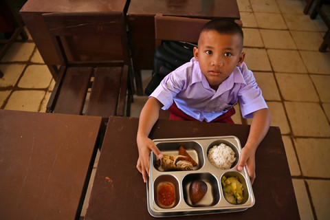 Pelajar menunjukkan menu Makan Bergizi Gratis (MBG) yang dibagikan di SD Negeri 1B 152982 di Kelurahan Tukka, Kecamatan Tukka, Tapanuli Tengah, Sumatera Utara, Selasa (27/1/2026). Foto: Indrianto Eko Suwarso/ANTARA FOTO