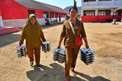 Dua guru membawa ompreng berisi menu Makan Bergizi Gratis (MBG) yang akan dibagikan kepada para murid di SD Negeri 1B 152982 di Kelurahan Tukka, Kecamatan Tukka, Tapanuli Tengah, Sumatera Utara, Selasa (27/1/2026). Foto: Indrianto Eko Suwarso/ANTARA FOTO