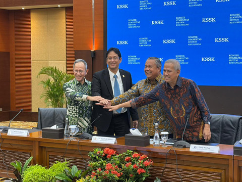 Menteri Keuangan Purbaya Yudhi Sadewa, Gubernur BI Perry Warjiyo, Ketua Dewan Komisioner OJK Mahendra Siregar dan Ketua Dewan Komisioner LPS Anggito Abimanyu dalam Konferensi Pers KSSK di Kantor Kemenkeu, Selasa (27/1/2026). Foto: Najma Ramadhanya/kumparan