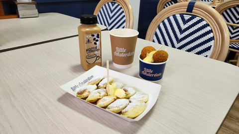 Sejumlah menu di kafe Little Amsterdam yang menjual camilan khas Belanda di Freshmart Emerald Bintaro. Foto: Azalia Amadea/Kumparan