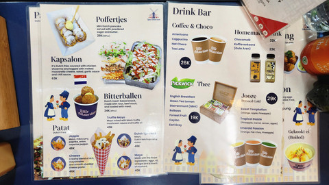 Sejumlah menu di kafe Little Amsterdam yang menjual camilan khas Belanda di Freshmart Emerald Bintaro. Foto: Azalia Amadea/Kumparan