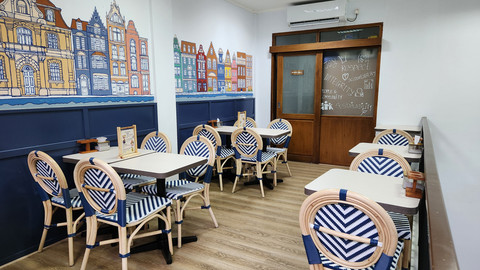 Suasana kafe Little Amsterdam yang menjual camilan khas Belanda di Freshmart Emerald Bintaro. Foto: Azalia Amadea/Kumparan