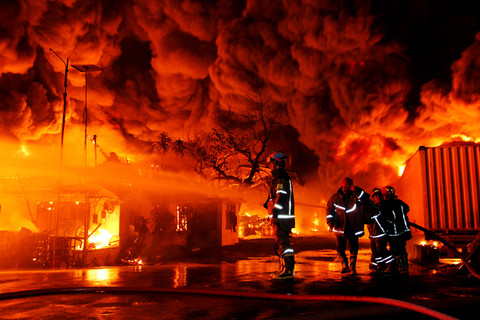 Petugas pemadam kebakaran berusaha memadamkan api yang membakar pabrik sandal di Medan, Sumatera Utara, Rabu (28/1/2026). Foto: Yudi Manar/ ANTARA FOTO