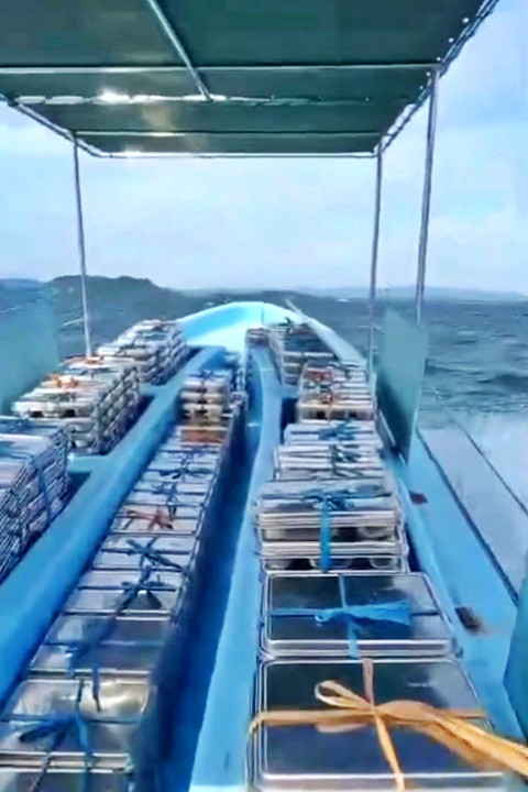 Satuan Pelayanan Program Gizi (SPPG) Asey Besar menggunakan kapal cepat sebagai sarana transportasi utama mendistribusikan MBG di wilayah Sentani Timur, Kabupaten Jayapura, Papua, Senin (26/1/2026). Foto: Dok. Bakom RI