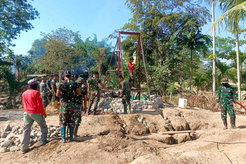 Petugas TNI AD tengah tengah menggali tanah sebagai persiapan membangun fondasi menara jembatan di di Desa Baro Yaman, Kecamatan Mutiara, Kabupaten Pidie, Aceh, Selasa (27/1/2026). Foto: Dok. Bakom RI