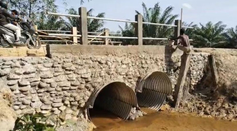 Petugas melakukan pengerasan jalan dan penyelesaian akhir pagar jembatan jembatan armco di Desa Alue Buloh, Kecamatan Birem Bayeun, Kabupaten Aceh Timur. Foto: Dok. Bakom RI