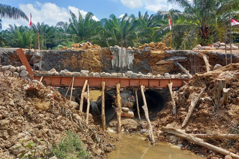 Petugas TNI Angkatan Darat (AD) masih melakukan penguatan fondasi menggunakan material batu dan semen pada jembatan armco di Desa Buket Kuta, Kecamatan Peudawa, Kabupaten Aceh Timur. Foto: Dok. Bakom RI