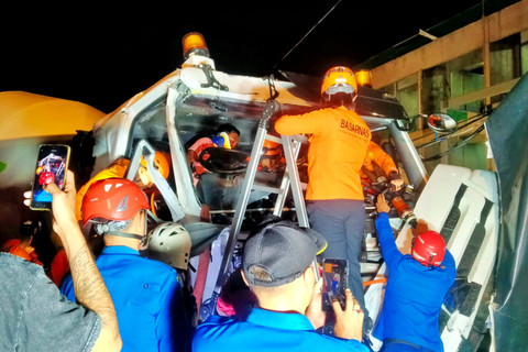 Proses evakuasi para korban lakantas maut di Jalan Labuan Sait, Desa Pecatu, Kecamatan Kuta Selatan, Kabupaten Badung, Bali. Foto: Dok. Basarnas Bali