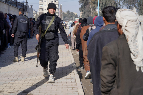 Anggota Pasukan Demokratik Suriah (SDF) yang dipimpin Kurdi mengantre untuk menyelesaikan status mereka dengan pemerintah Suriah di Raqqa, Suriah, 27 Januari 2026. Foto: REUTERS/Karam al-Masri