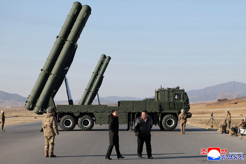 Pemimpin Korea Utara Kim Jong-un didampingi putrinya Kim Ju-ae meninjau uji coba sistem peluncur roket multi-laras kaliber besar di lokasi yang dirahasiakan di Korea Utara, Selasa (27/1/2026). Foto: KCNA/via REUTERS