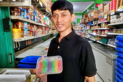Potret es gabus yang dijual di salah satu toko di Cilodong, Depok, Rabu (28/1/2026). Foto: Ryan Iqbal/kumparan