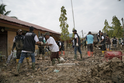 Relawan BRI Peduli melakukan bersih-bersih di SD Negeri Tugu Upah Aceh Tamiang untuk mempercepat kegiatan belajar mengajar di sekolah. Foto: Dok. BRI