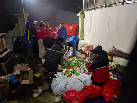 Petugas dan relawan gabungan melakukan pendistribusian bantuan logistik untuk korban bencana banjir di Kabupaten Purbalingga, Jawa Tengah, Rabu (28/01/2026). Foto: Dok. Kemensos