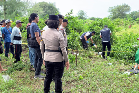 Polisi di lokasi penemuan mayat di area Gumuk Pasir, Parangtritis, Kabupaten Bantul, Rabu (28/1/2026). Foto: Polres Bantul