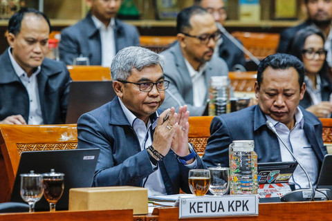 Ketua KPK, Setyo Budiyanto (kiri) bersama Wakil Ketua KPK, Fitroh Rohcahyanto (kanan) mengikuti rapat kerja (Raker) dengan Komisi III DPR di Kompleks Parlemen, Senayan, Jakarta, Rabu (28/1/2026). Foto: Asprilla Dwi Adha/ANTARA FOTO
