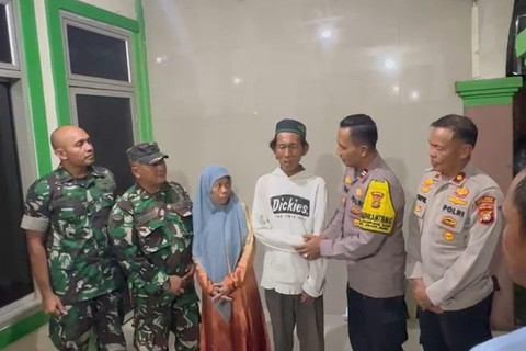 Momen Bhabinkamtibmas-Babinsa minta maaf ke suderajat tukang es gabus. Foto: Polres Jakarta Pusat