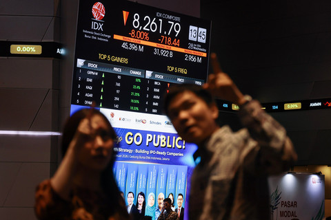 Karyawan mengamati layar digital pergerakan Indeks Harga Saham Gabungan (IHSG) di Bursa Efek Indonesia (BEI), Jakarta, Rabu (28/1/2026). Foto: Dhemas Reviyanto/ANTARA FOTO