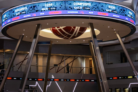 Seorang pria berjalan di atas layar digital pergerakan Indeks Harga Saham Gabungan (IHSG) di Bursa Efek Indonesia (BEI), Jakarta, Rabu (28/1/2026). Foto: Dhemas Reviyanto/ANTARA FOTO