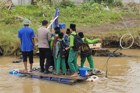 Sejumlah anak sekolah menaiki getek saat menyeberangi Kali Beringin di Kecamatan Tugu, Kota Semarang, Rabu (28/1/2026). Foto: Intan Alliva Khansa/kumparan