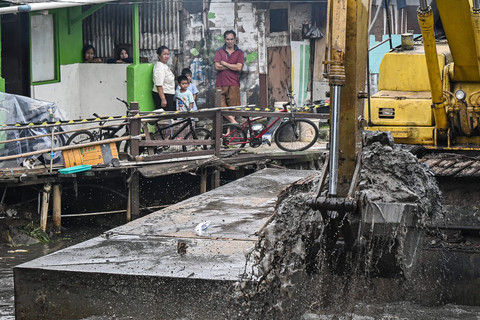 Pekerja memasang turap sheet pile di Kali Grogol, Kemanggisan, Jakarta, Rabu (28/1/2026). Dinas Sumber Daya Air DKI Jakarta melakukan normalisasi Kali Grogol sepanjang sekitar satu kilometer dengan melakukan penertiban bangunan liar di bantaran kali. Foto: Sulthony Hasanuddin/Antara Foto