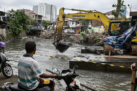 Pekerja memasang turap sheet pile di Kali Grogol, Kemanggisan, Jakarta, Rabu (28/1/2026). Dinas Sumber Daya Air DKI Jakarta melakukan normalisasi Kali Grogol sepanjang sekitar satu kilometer dengan melakukan penertiban bangunan liar di bantaran kali. Foto: Sulthony Hasanuddin/Antara Foto