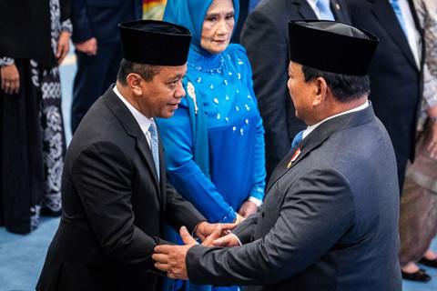 Presiden Prabowo Subianto (kanan) memberikan selamat kepada Menteri ESDM Bahlil Lahadalia (kiri) usai pelantikan Dewan Energi Nasional (DEN) di Istana Negara, Jakarta, Rabu (28/1/2026). Foto: Bayu Pratama S/ANTARA FOTO
