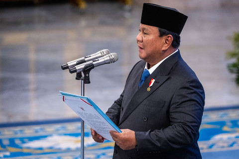 Presiden Prabowo Subianto memimpin pembacaan sumpah jabatan yang diikuti para pejabat yang dilantik pada pelantikan Dewan Energi Nasional (DEN) di Istana Negara, Jakarta, Rabu (28/1/2026). Foto: Bayu Pratama S/ANTARA FOTO