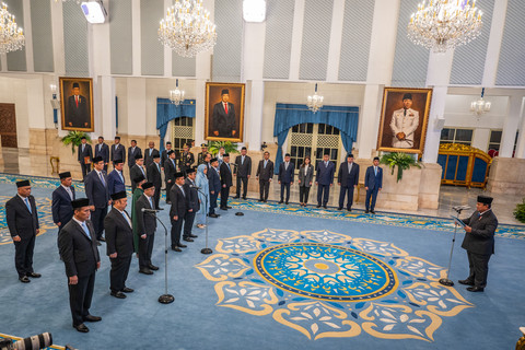 Presiden Prabowo Subianto (kanan) memimpin pembacaan sumpah jabatan yang diikuti para pejabat yang dilantik pada pelantikan Dewan Energi Nasional (DEN) di Istana Negara, Jakarta, Rabu (28/1/2026). Foto: Bayu Pratama S/ANTARA FOTO