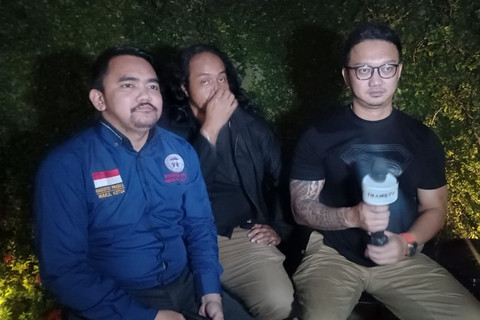 Konten kreator Helmi bersama Komnas Perlindungan Anak Jakarta memberikan keterangan mengenai kasus pelecehan yang menimpa anak Helmi di SMPN 214 Jakarta, Rabu (28/1/2028). Foto: Ryan Iqbal/kumparan