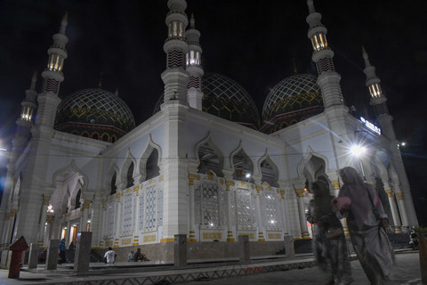 Umat Islam berjalan keluar usai melaksanakan salat magrib berjemaah di Masjid Raya Pase, Panton Labu, Kecamatan Tanah Jambo Aye, Aceh Utara, Aceh, Rabu (28/1/2026). Foto: Nova Wahyudi/ANTARA FOTO