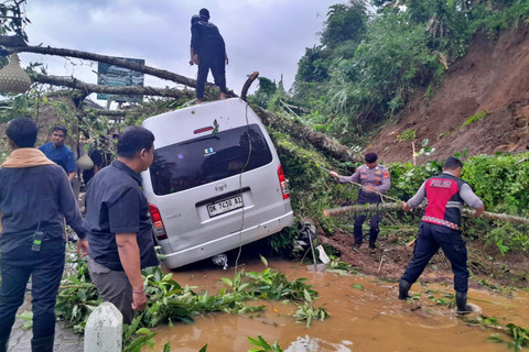 Mobil tertimpa material longsor yang terjadi di kawasan Wisata Desa Tegallalang, Kecamatan Tegallalang, Kabupaten Gianyar, Bali, Rabu (28/1/2026). Foto: Dok. BPBD