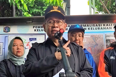 Gubernur DKI Jakarta, Pramono Anung memberikan keterangan pers saat memantau langsung lokasi yang akan dilakukan pembebasan lahan untuk normalisasi Kali Ciliwung di kawasan Cawang, Jakarta Timur, Kamis (29/1/2026). Foto: Jeni Ritanti/kumparan