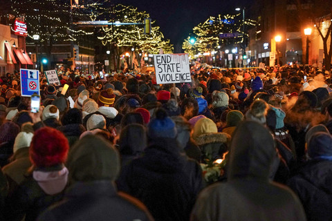 Kerumunan orang berkumpul di Jalan 26 dan Nicollet Avenue di Minneapolis pada Rabu (28/01/2026). Foto: SETH HERALD/REUTERS