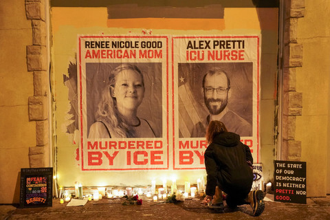 Kerumunan orang berkumpul di Jalan 26 dan Nicollet Avenue di Minneapolis pada Rabu (28/01/2026). Foto: SETH HERALD/REUTERS
