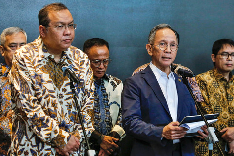 Ketua Dewan Komisioner OJK, Mahendra Siregar bersama Direktur Utama Bursa Efek Indonesai, Imam Rachman menyampaikan keterangan saat konferensi pers di Bursa Efek Indonesia, Jakarta, Kamis (29/1/2026). Foto: Asprilla Dwi Adha/ANTARA FOTO