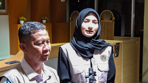 Juru bicara Kemenhaj, Suci Anisa dan Wakadiklat Kolonel Purn. Muftiono, menjelaskan soal adanya calon Petugas Penyelenggara Ibadah Haji (PPIH) yang tidak lolos atau gugur saat Diklat di Asrama Haji Pondok Gede, Jakarta Timur, Kamis (29/1) malam. Foto: Lutfan Darmawan/kumparan
