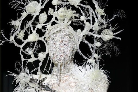 Desainer Swiss Kevin Germanier memamerkan serangkaian busana haute couture yang berkilauan di Paris pada hari Kamis (29/01). Foto: Benoit Tessier/Reuters