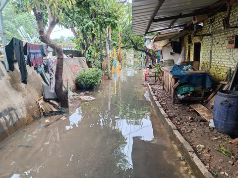 Genangan yang masih terjadi di Jalan Jembatan Gantung, Jakarta Barat pada Jumat (30/1). Foto: Ryan Iqbal/kumparan