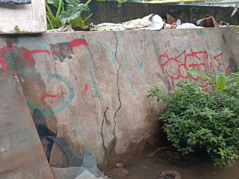 Sheet pile rusak sebagai pemicu aliran air dari Kali Mookervart menggenangi Jalan Jembatan Gantung, Jakarta Barat yang masih terjadi pada Jumat (30/1). Foto: Ryan Iqbal/kumparan