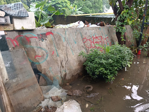 Sheet pile retak sebagai pemicu aliran air dari Kali Mookervart menggenangi Jalan Jembatan Gantung, Jakarta Barat yang masih terjadi pada Jumat (30/1). Foto: Ryan Iqbal/kumparan