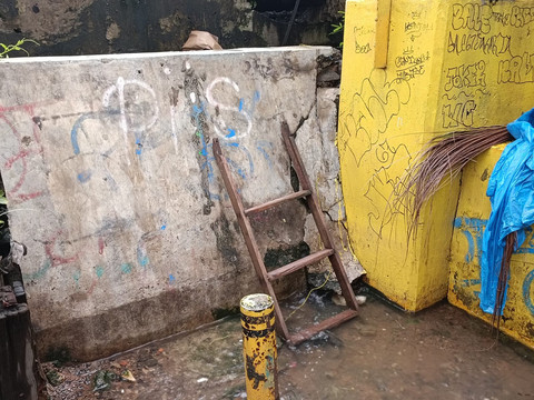 Sheet pile rusak sebagai pemicu aliran air dari Kali Mookervart menggenangi Jalan Jembatan Gantung, Jakarta Barat yang masih terjadi pada Jumat (30/1). Foto: Ryan Iqbal/kumparan