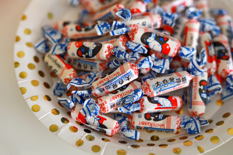 Permen bergambar kelinci putih. Foto: TY Lim/Shutterstock