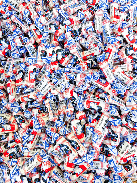 Permen bergambar kelinci putih. Foto: Geneva Verse/Shutterstock