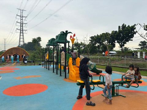 Anak-anak bermain di taman Kelinci Rorotan Cilincing (Roci), Jakarta Utara pada Jumat (30/1). Foto: Amira Nada Fauziyyah/kumparan
