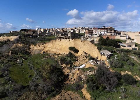 Tanah longsor raksasa di Niscemi, Sisilia, pada 29 Januari 2026. Foto: Marco Bertorello / AFP