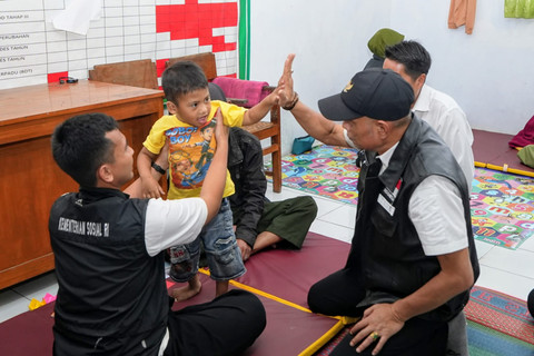 Wamensos Agus Jabo menyalurkan bantuan ke korban banjir di posko pengungsian di Kantor Kecamatan Pulosari, Kabupaten Pemalang, Jawa Tengah, Rabu (29/1/1/2026). Foto: Dok. Kemensos