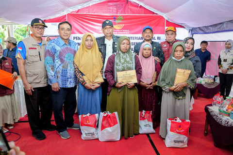 Wamensos Agus Jabo menyalurkan bantuan ke korban banjir di posko pengungsian di Kantor Kecamatan Pulosari, Kabupaten Pemalang, Jawa Tengah, Rabu (29/1/1/2026). Foto: Dok. Kemensos