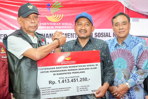 Wamensos Agus Jabo menyalurkan bantuan ke korban banjir di posko pengungsian di Kantor Kecamatan Pulosari, Kabupaten Pemalang, Jawa Tengah, Rabu (29/1/1/2026). Foto: Dok. Kemensos