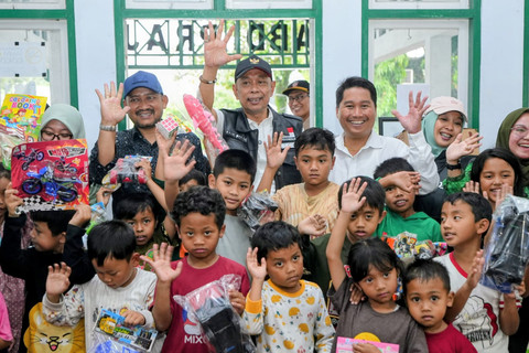 Wamensos Agus Jabo menyalurkan bantuan ke korban banjir di posko pengungsian di Kantor Kecamatan Pulosari, Kabupaten Pemalang, Jawa Tengah, Rabu (29/1/1/2026). Foto: Dok. Kemensos